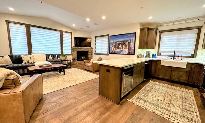Mammoth Lakes House | Vintage Vibes - Canyon Slopeside Townhome with Private Hot tub & Garage, E-vehic