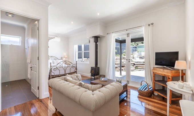 Sellicks Hill Apartment | Vintners Retreat: Stylish Retreat near Sea & Vines