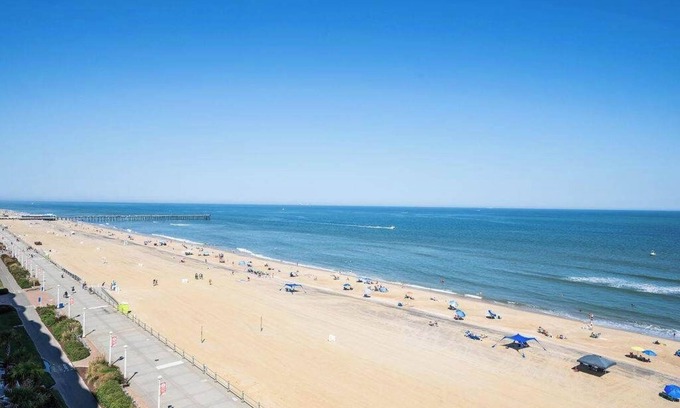 Virginia Beach Condo | Virginia Beach 1BR + Indoor Heated Pool