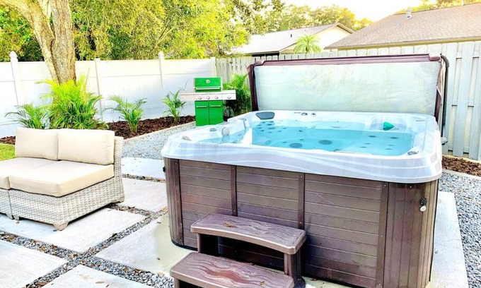Sarasota Springs House | Vista Blu Sarasota by Pinecraft - 3 BR - Siesta Key 16 Min - Hot Tub