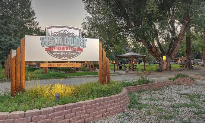 Buena Vista Hotel | Vista Court Cabins & Lodge