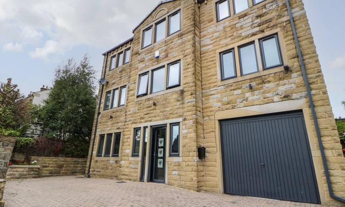 Meltham House | VISTA TASSO, pet friendly, with hot tub in Meltham