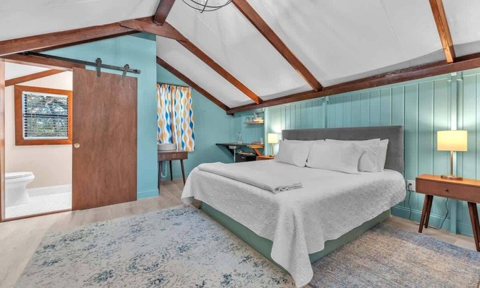 Fredericksburg House | Vitner: Hot tub-Pet friendly-10-Mins to Downtown!