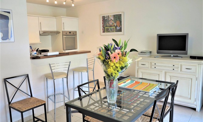 Cannes City Centre Apartment | Viva Riviera Nice and Quiet 1 Bedroom with swimming pool