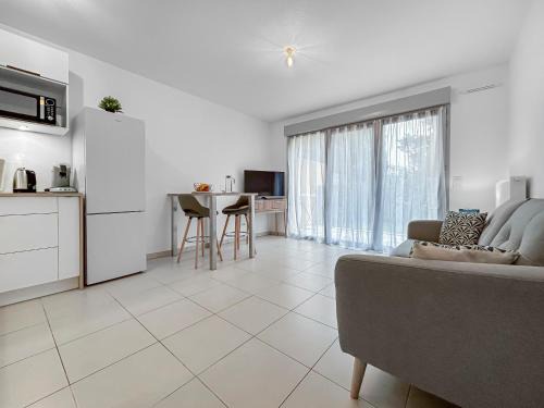Lunel Apartment | Vivez Lunel-Clim-Wifi Fibre-Parking Privé-Patio T2