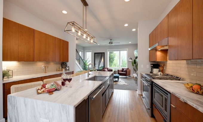 Edgehill Cottage | Vivid Vocals - 4 Mins to Broadway - Rooftop Patio