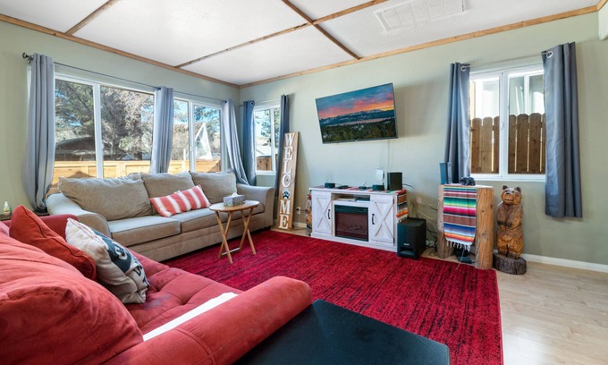Big Bear City House | Vivienda De Osos - Walking Distance To Snow Play And Oktoberfest! 4 Bedroom Home