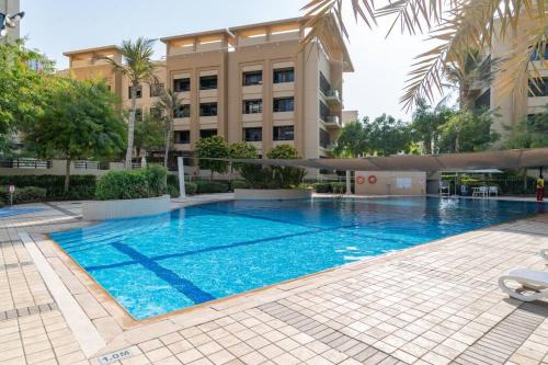 The Greens Apartment | Vogue Stylish and Cozy in Greens Dubai, Three Bedroom Apartment with a Dedicated Work Space and Big balcony With full Amenities