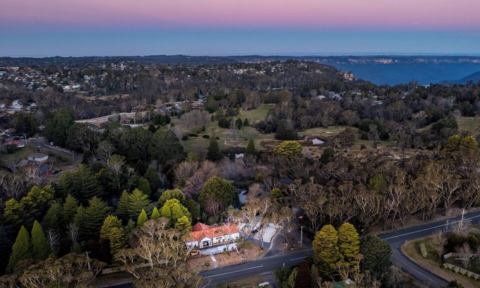 Katoomba House | Voice controlled Smart house with 6-person spa and outdoor dining. Pet friendly.