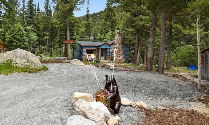 Lyons Cabin | VR-21-0003 Enchanting Romantic Creekside-NS-Cabin Near Estes Allenspark , WiFi