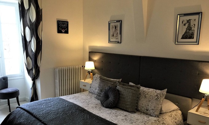 Excideuil Apartment | Vue du Château d'Excideuil Studio Appartement