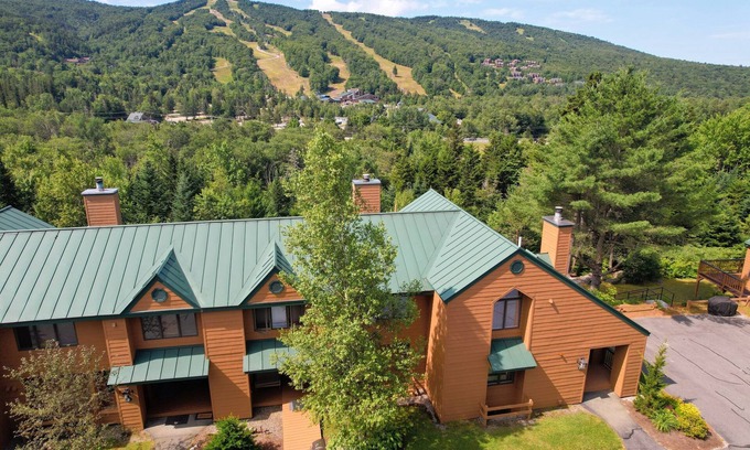 Bretton Woods House | W9 Renovated Bretton Woods condo with great ski slope views, A/C fireplace, 1 minute from skiing!