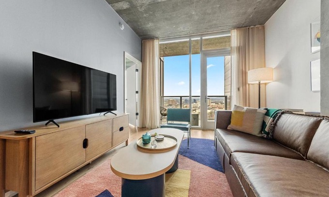 Rainey Street Historic District House | Waco at Natiivo - Downtown Austin - Rooftop Pool