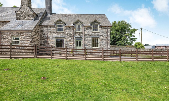 Bala Cottage | WAEDOG BACH, romantic, character holiday cottage in Rhos-Y-Gwaliau
