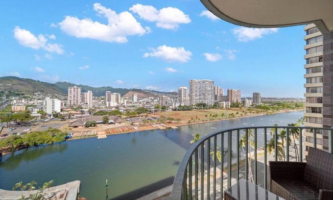 McCully - Moiliili Apartment | Waikiki Beach Golden Holiday