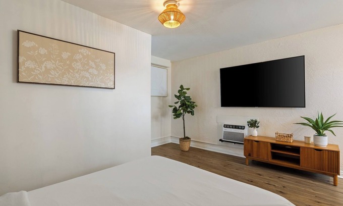 Waikiki Condo | Waikiki Getaway! Walking distance to Surf, Shopping & Dining.