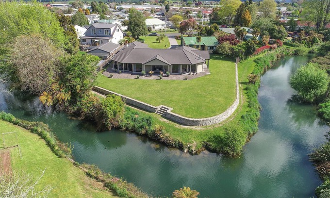 Ngongotaha House | Waiteti River Views - 5 Bedrooms, 4 Bathrooms with Great River Views