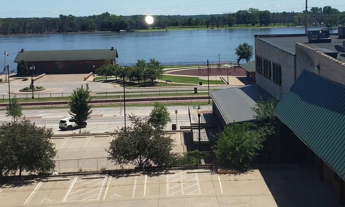 Muscatine Condo | Wake up to a stunning River view