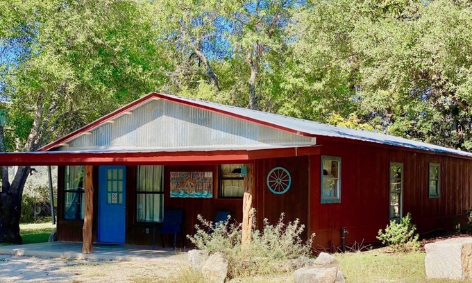Concan House | Walk 2 Frio River & Entertainment, Cool Cabana, Wifi, Large Kitchen, Concan!