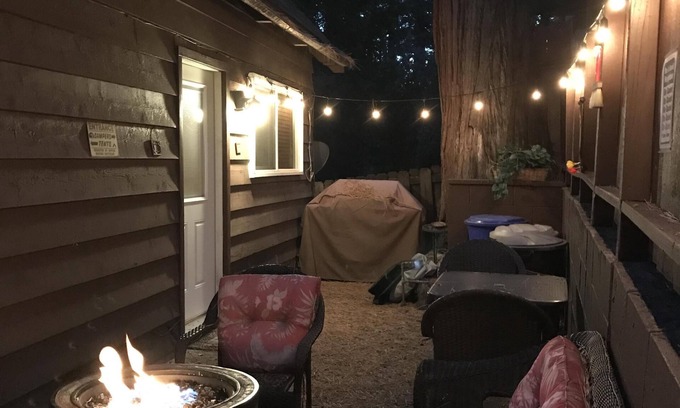 Lake Arrowhead Cabin | Walk to Arrowhead Village/Propane Fire Pit/BBQ Grill/Large kitchen
