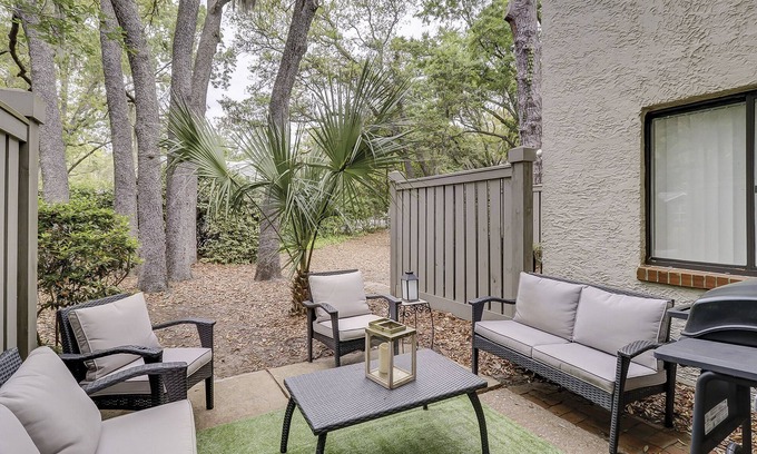 Folly Field House | Walk to Beach. Pet Friendly Townhome. King Bed.