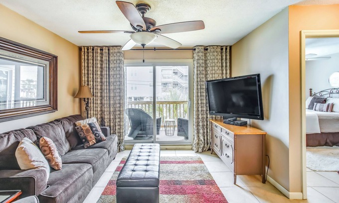 Cherry Grove Beach Condo | Walk to Beaches: Myrtle Beach Condo w/Balcony!