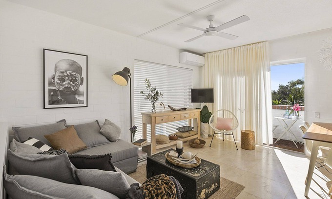 Point Lookout Apartment | Walk to beach from this beautiful one bedroom air conditioned unit.