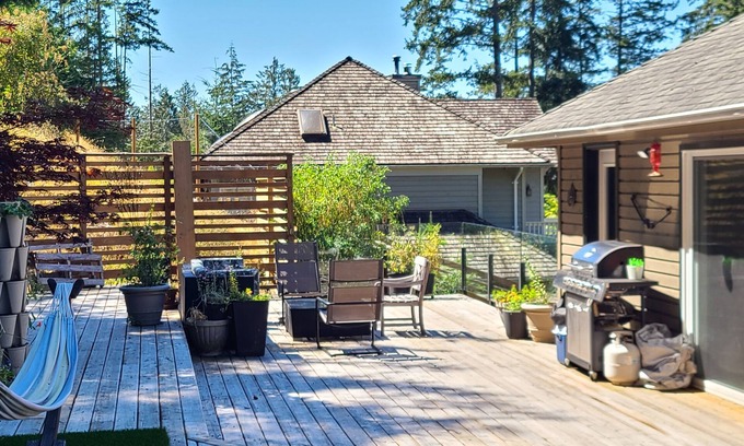 Bowen Island House | Walk to beach from this modern Bowen Island home w/ocean & mountain views.