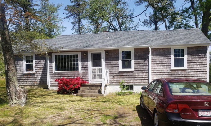 North Falmouth House | Walk to beach from quiet Cape cottage