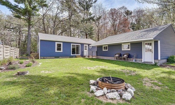 Beachwood-Bluffton Cottage | Walk to Beach: Lake Michigan Getaway!