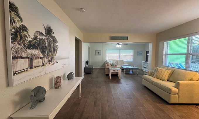 Largo House | Walk to Beach, restaurants and shops “The In-Between”