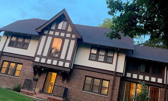Angell House | Walk to Big House, campus-bars-restaurants. Fully renovated & HUGE. Sleeps 20.
