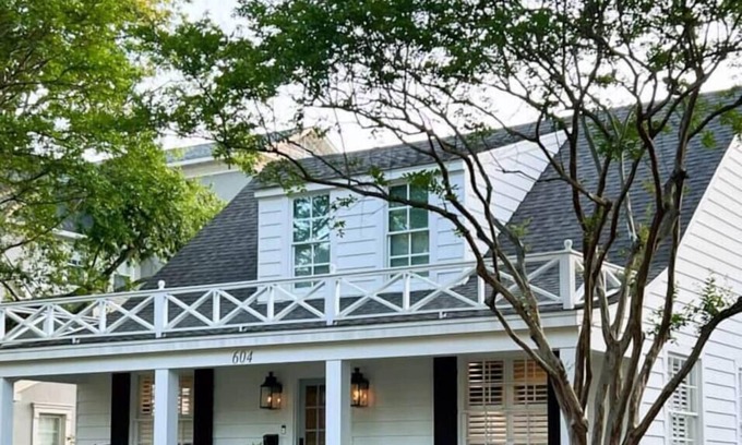 Oxford House | Walk to Campus & Square*Pets Welcome*Luxury Home