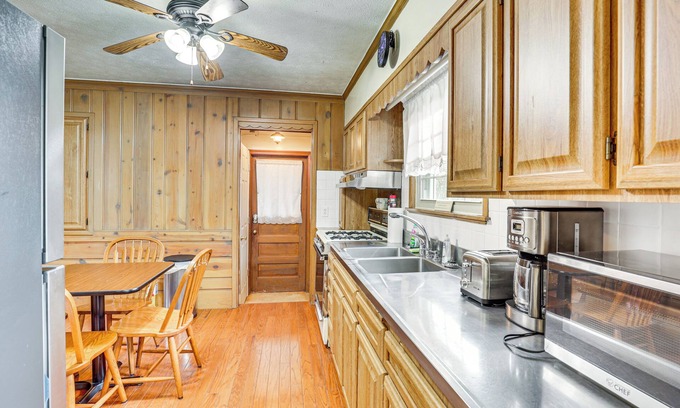 Salem Apartment | Walk to Centennial Park: Apartment w/Garage!