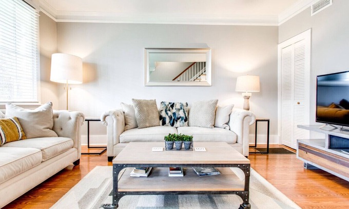 Franklin Apartment | Walk to Franklin Grill OutdoorTheater Porch Swing