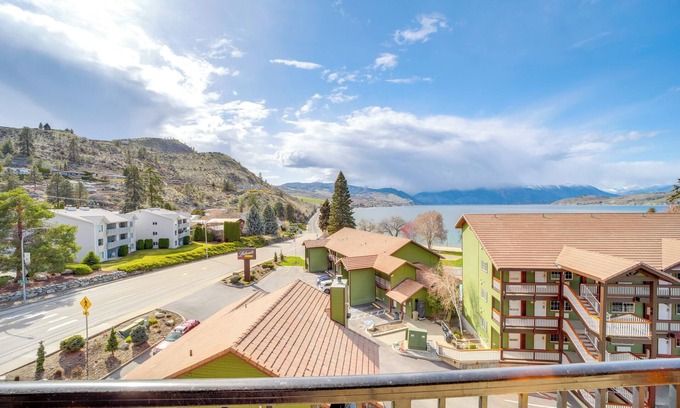 Chelan Apartment | Walk to Lake Chelan: Top-level Waterfront Condo