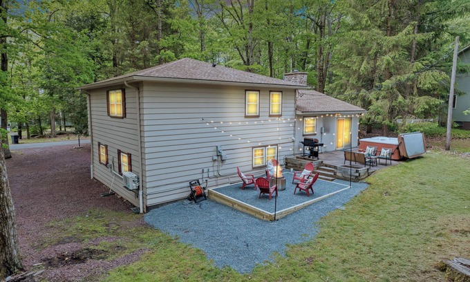 Lake Harmony House | Walk to Lake + Waterpark : Game Room : Hot Tub