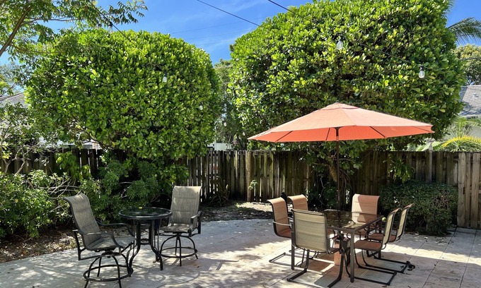 Colee Hammock House | Walk to Las Olas! Great home with huge backyard