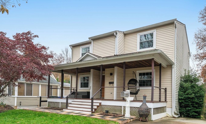 Aurora Highlands House | Walk to Metro-Near Washington DC-Amazon HQ-DCA Airport-Pentagon-Crystal City