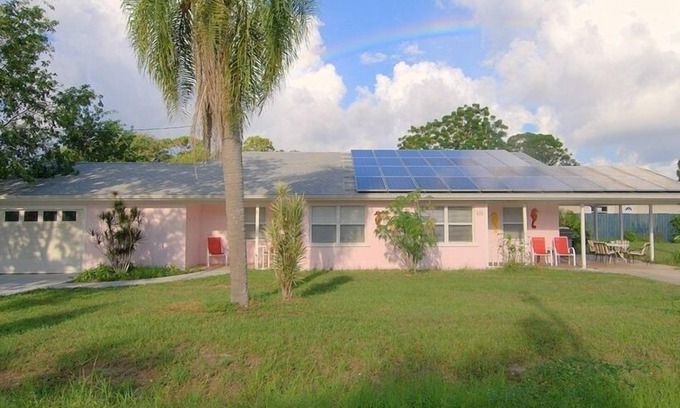 Laurel Villa | Walk to Nokomis Beach. Quality, Cleanliness, Affordable. Cable TV, Full Kitchen