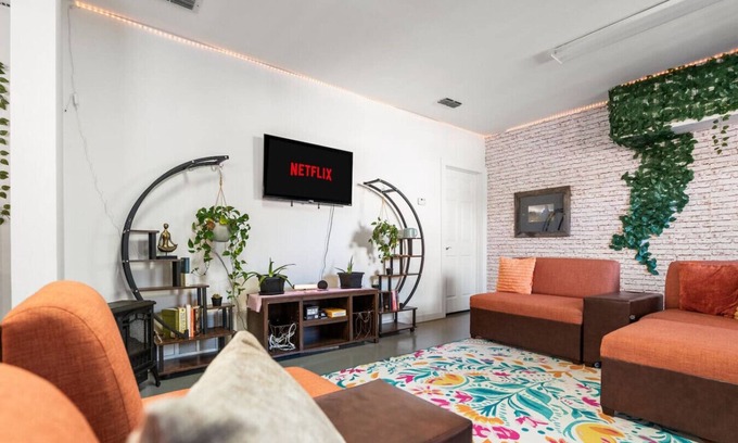 Western Division Apartment | Walk to outlets + free designated parking