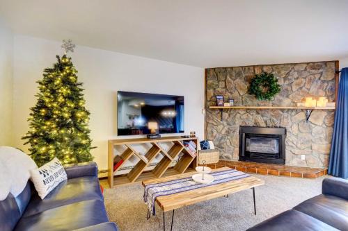 Historic District Apartment | Walk to Ski Resort Breckenridge Condo with Hot Tub!