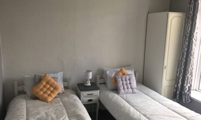 Castle Apartment | Walk to the Beach! 2 bed Swansea Centre Flat Sleeps 6