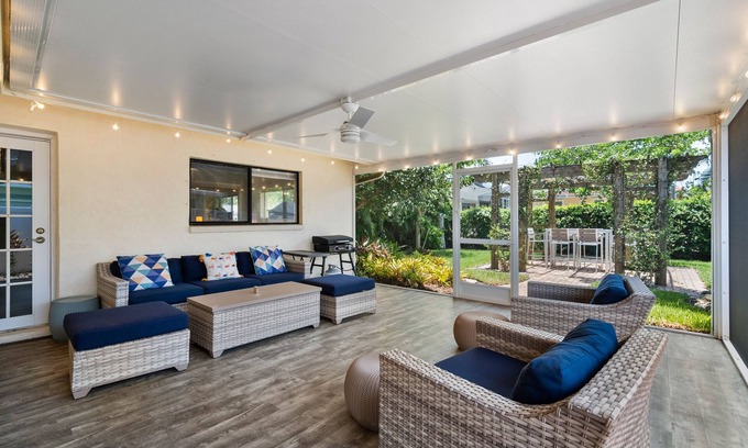 North Naples House | Walk to the beach, restaurants, grocery and more! Enjoy all Naples has to offer