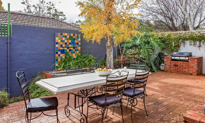 Margaret River House | Walk to town, cosy wood fire & pet friendly.
