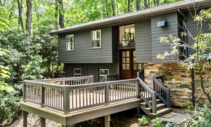 Highlands Cabin | Walk to Town & Relax in this Fresh Updated Highlands Remodeled Cabin