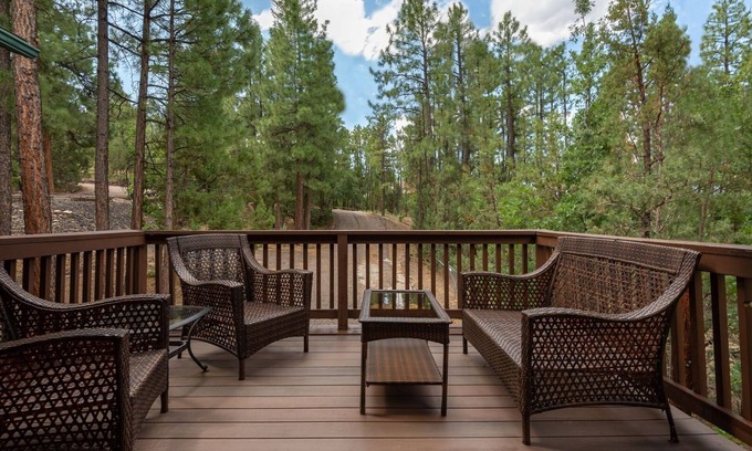 Pinetop-Lakeside Cabin | Walk to Woodland Lake for fishing:Pinetop Paradise