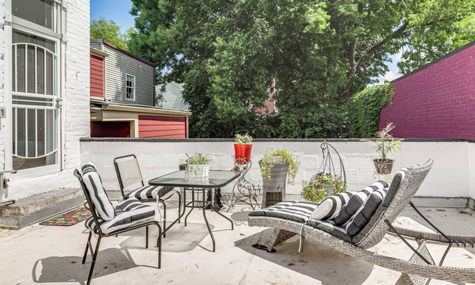 Newport Apartment | Walkable Apt in York St Historic District