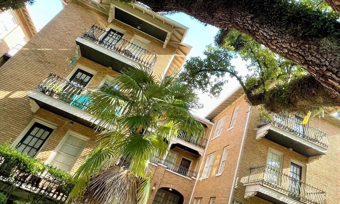 Hannon Park Condo | Walkable Midtown Condo Under the Oaks