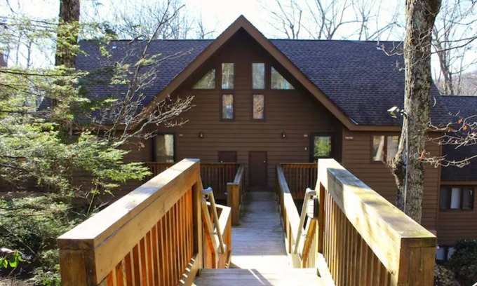 Wintergreen Condo | Walking Distance to Ski Slopes! Cozy Condo that sleeps 4!